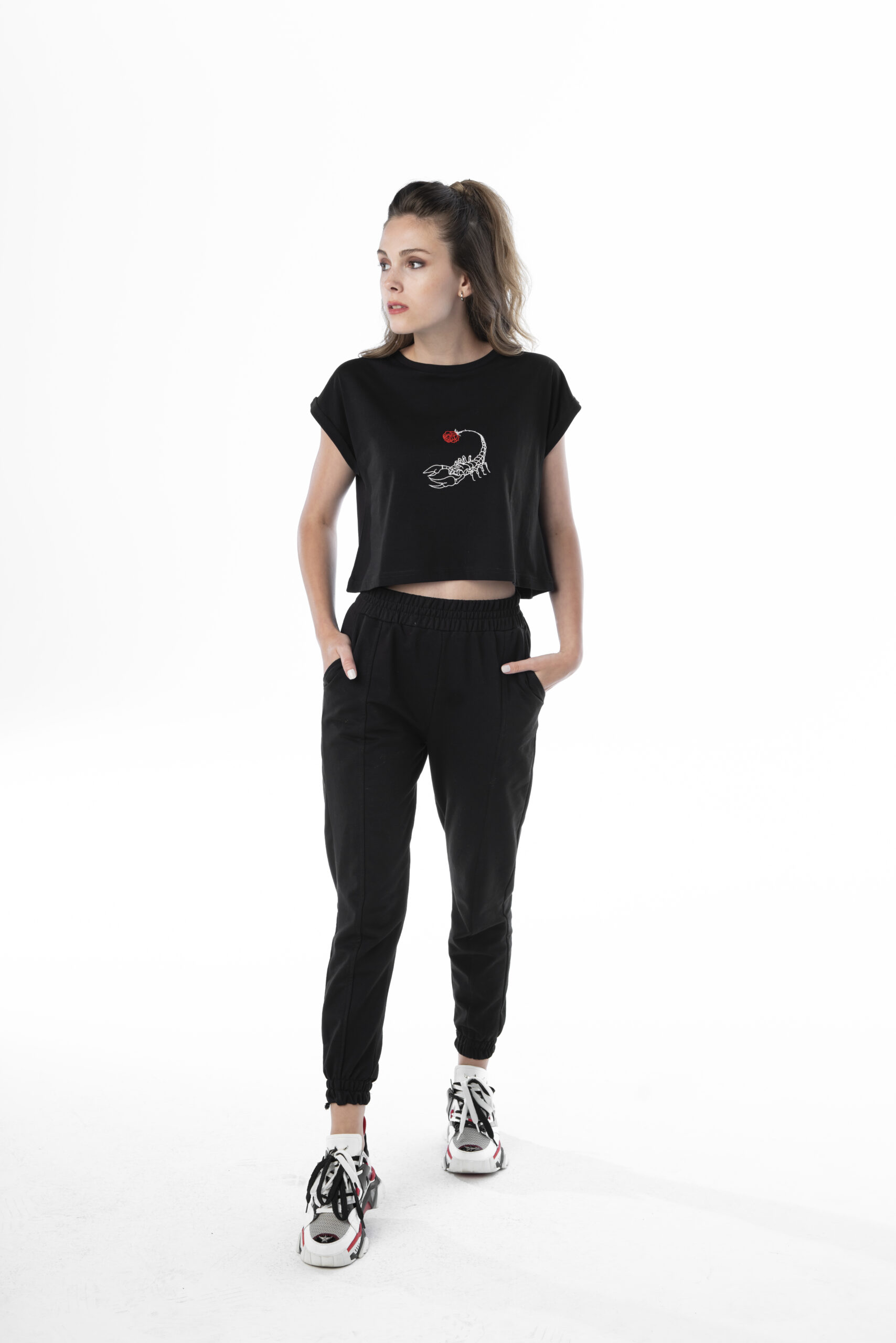 Kadın Siyah Akrep 3